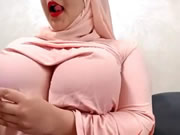 Arab Slut scuote le sue grandi tette in webcam